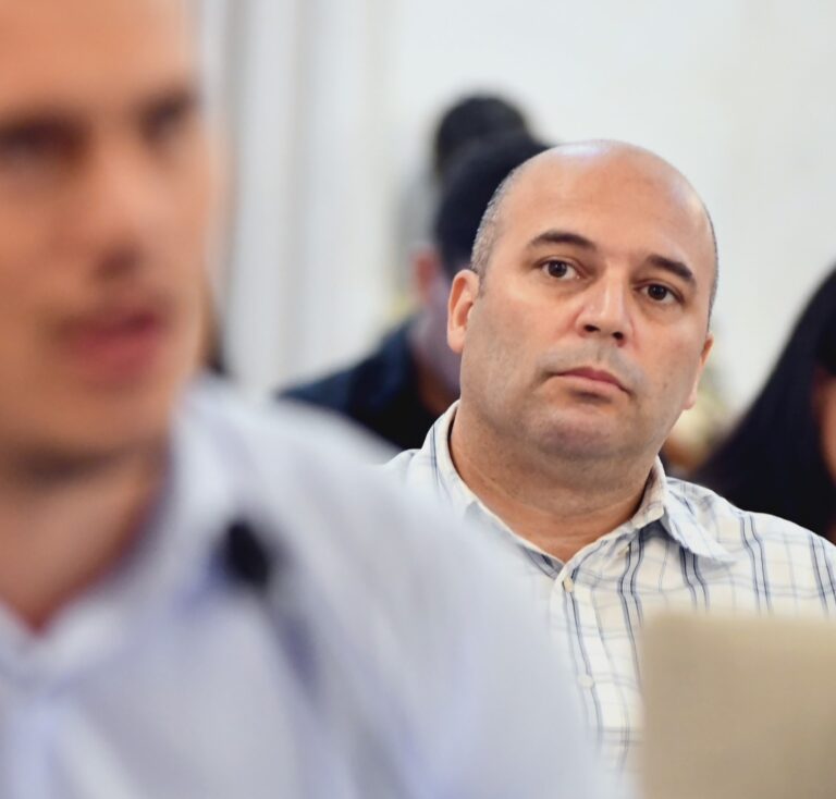 Anuncio de reducción de tasas municipales a la luz: Báez habla de centralismo