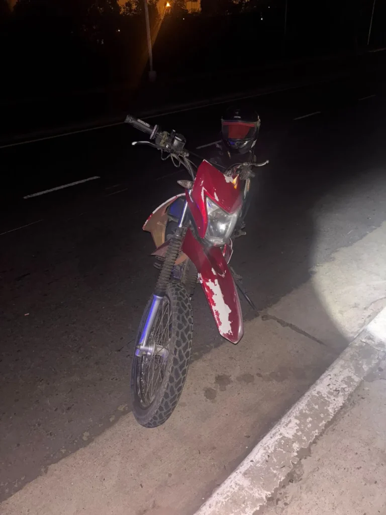 Grave accidente: Un motociclista choca una mujer que caminaba por Illia y Virgen de Fátima y ambos resultaron con quebraduras.
