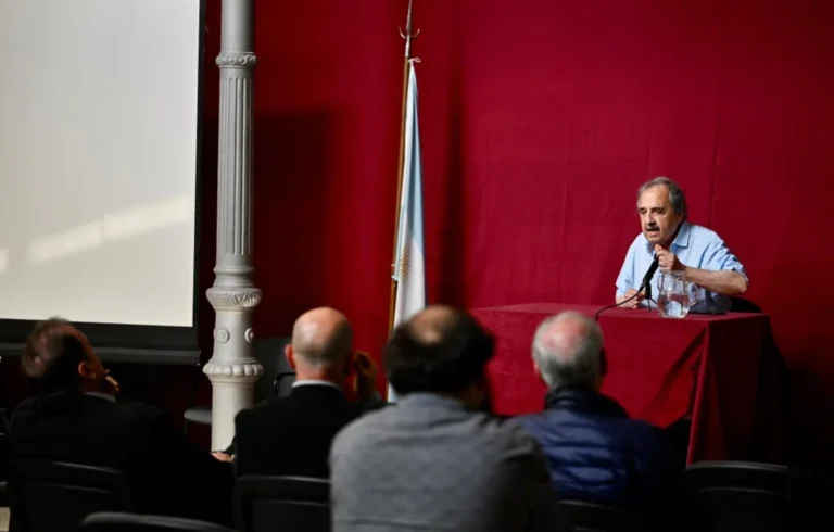 Alfonsín: «Milei es bravo con nosotros pero con EE.UU. metió la cola entre las patas»