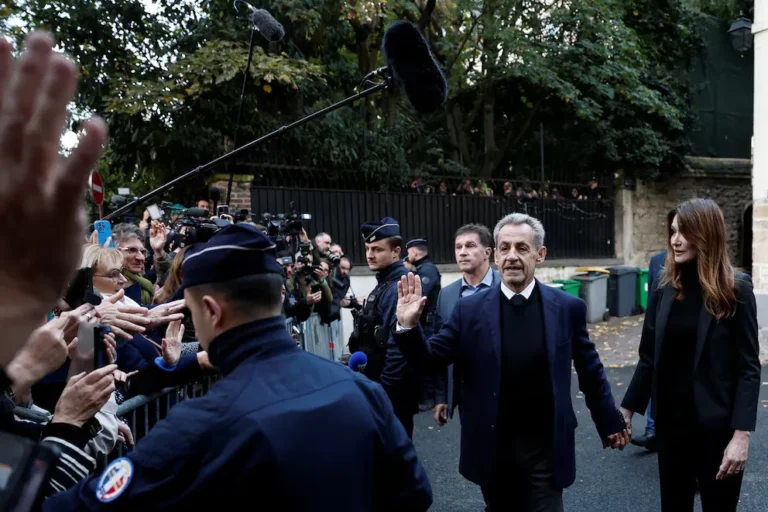 El ex presidente francés Nicolas Sarkozy ingresó a la cárcel para cumplir una condena de cinco años