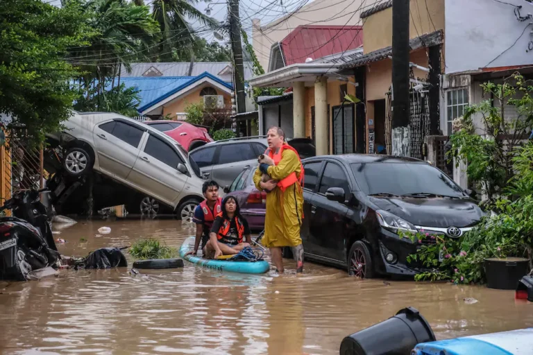 El tifón Kalmaegi dejó al menos 26 muertos y miles de desplazados por inundaciones en el centro de Filipinas
