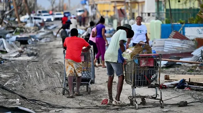 Buscando cualquier cosa para comer por las calles: la desesperación en Jamaica tras la devastación causada por el huracán Melissa