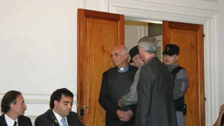 Rechazan pedido de salidas transitorias del cura concordiense Von Wernich, condenado por delitos de lesa humanidad