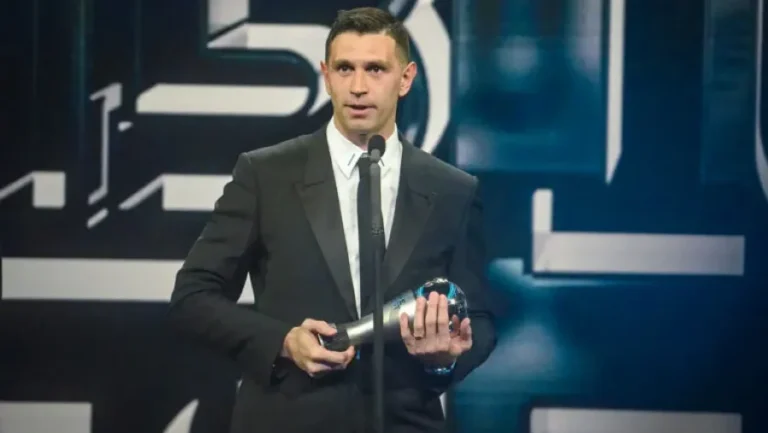 Dibu Martínez fue nominado como mejor arquero para los Premios The Best