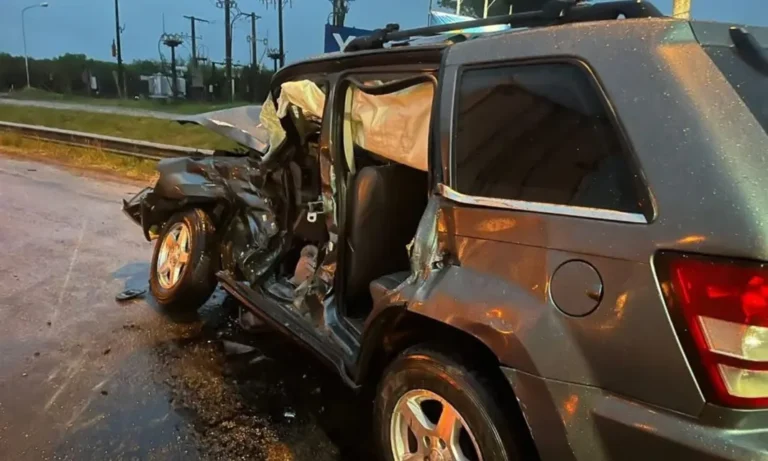 Bajo intensa lluvia, intentó ingresar a la Autovía y lo atropelló un camión, iban tres, los sacaron los bomberos y están en el Masvernat.