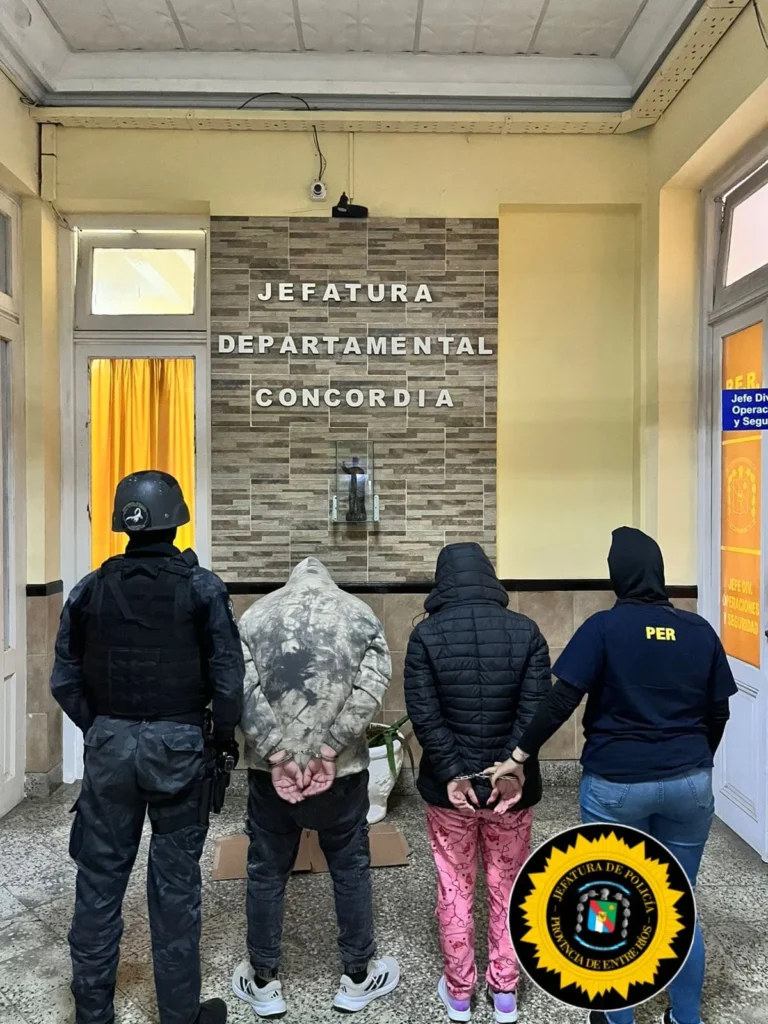 Detienen a tres hombres y a una mujer por posesión de drogas con fines de comercialización.