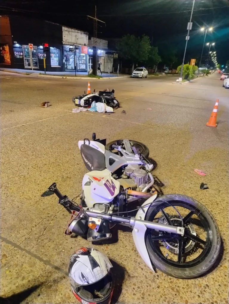 Dos mujeres y un niño de tres años que circulaban en moto robada, cruzan en rojo un semáforo y chocan otro motociclista. Todos internados.