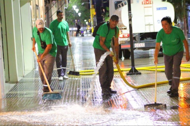 La Municipalidad realizó una limpieza profunda de la Peatonal San Martín