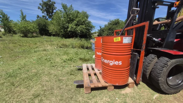 Operativo Policial-Judicial para detener a un joven que presuntamente estaría por descargar aceite en el curso del arroyo Manzores.