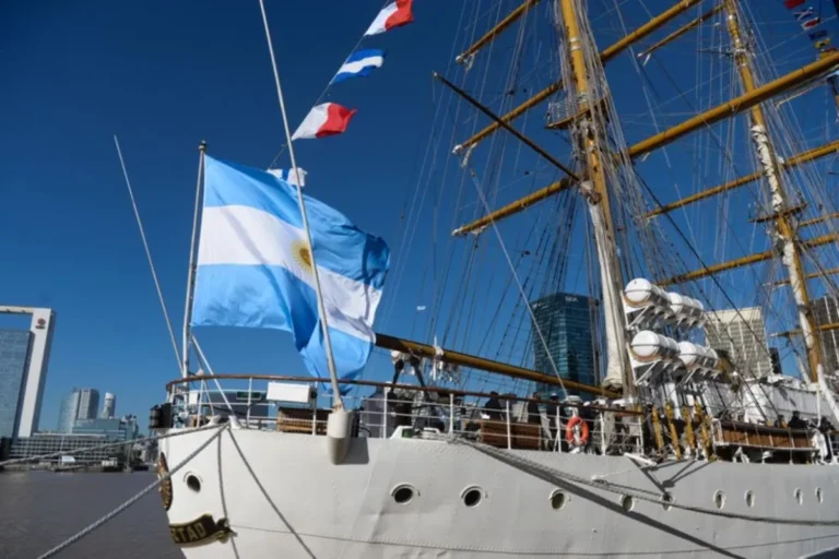 La Fragata Libertad regresó al país tras seis meses de navegación por América y Europa