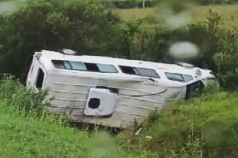 Despistó y volcó una combi en ruta 2: los ocupantes fueron trasladados al hospital