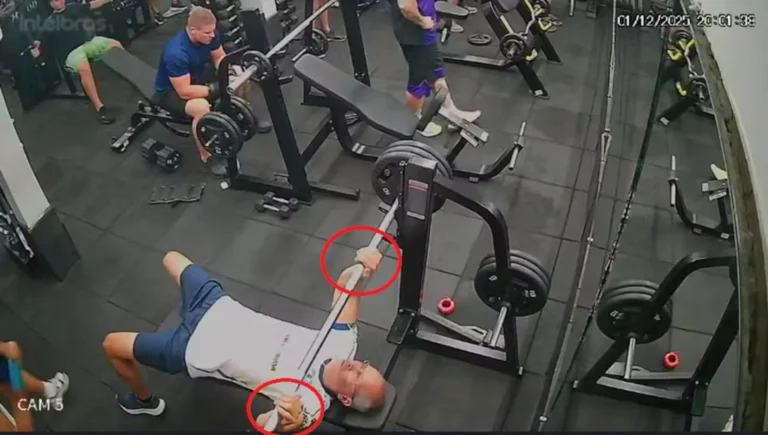 Video: un pesista levantó la barra con una técnica peligrosa, se le cayó en el pecho y murió