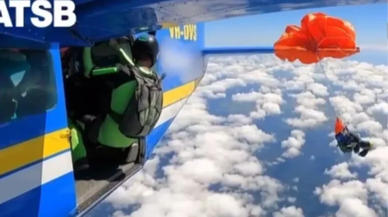 Video: se le abrió el paracaídas antes de tiempo y se enredó en la cola del avión a más de 4000 metros