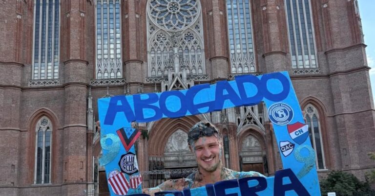 Otro golazo de Bruera: el delantero de Barracas se recibió de abogado