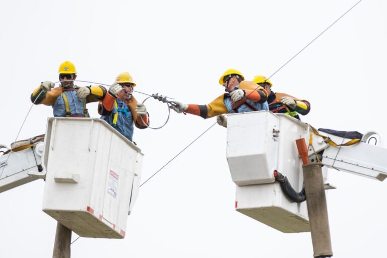 Continúan trabajando para reponer el servicio eléctrico en las zonas afectadas por el temporal