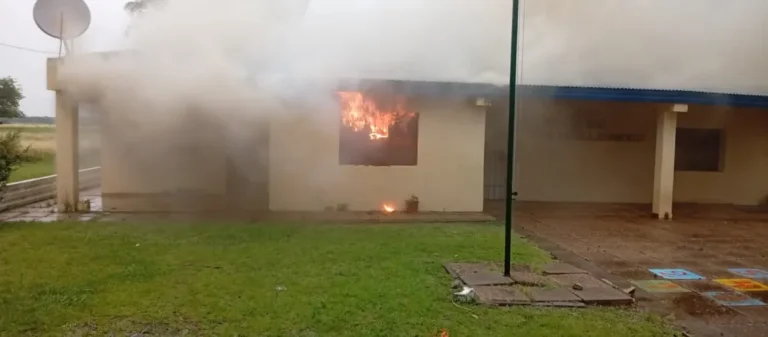 Forzaron el ingreso y prendieron fuego una escuela en Piedras Blancas