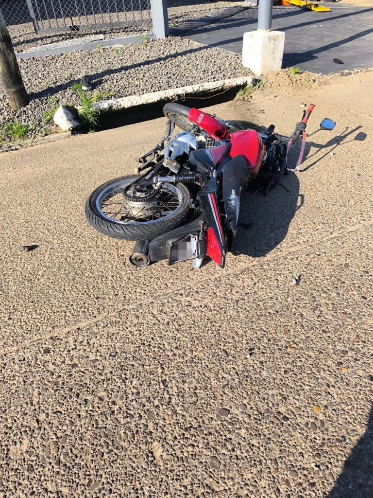 SINIESTRO VIAL: Colisión entre camioneta y motovehículo en Isthilart y V. Sarsfield