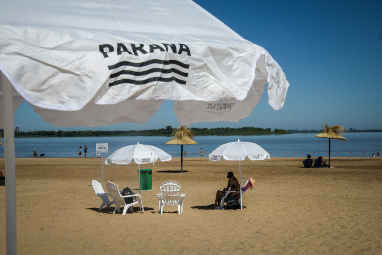 Thompson: habilitan sombrillas y reposeras