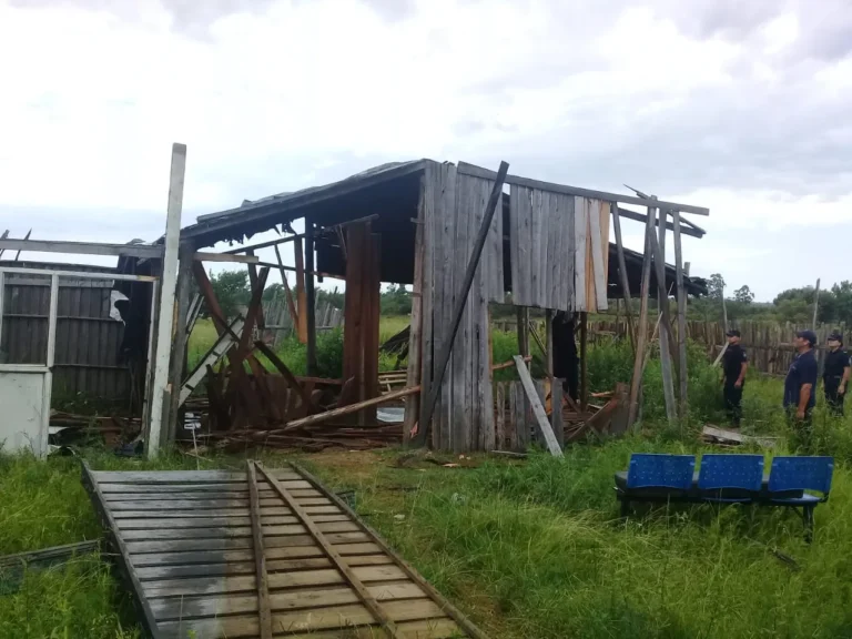 La Policía desarmó una vivienda de madera instalada en un terreno municipal tras denuncia de vecinos de que allí se vendían drogas.