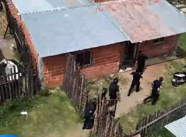 Allanamientos logran secuestros de municiones de FAL y envoltorios de cocaína y marihuana.