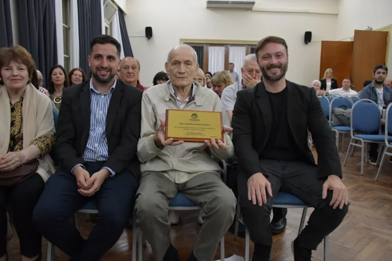 Contratos caídos en la Municipal: El intendente Azcué dio de baja al titular del Archivo Histórico Municipal, Profesor Pezzarini, como si fuera un «ñoqui»