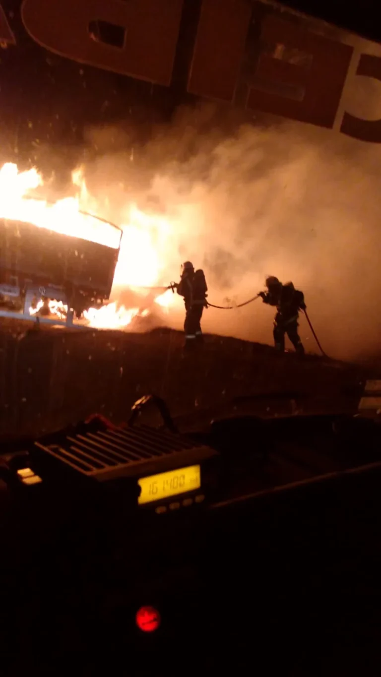 Se pide transitar con suma precaución en el Km. 118 de la  Autovía por el incendio en un camión