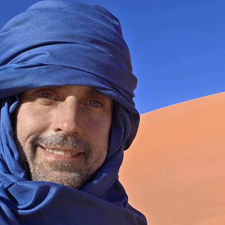 Un diputado socialista mostró en redes su viaje por el desierto de Argelia