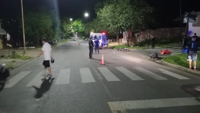 Un motociclista fue hallado sin vida en una Avenida e investigan cómo fue el accidente