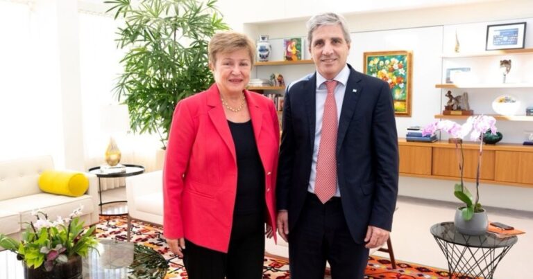 Antes de retomar las negociaciones con el FMI, el Gobierno anunció que tuvo un amplio superávit en 2025