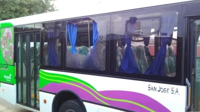 Rompieron a piedrazos ventanilla de colectivo urbano nuevo de Paraná