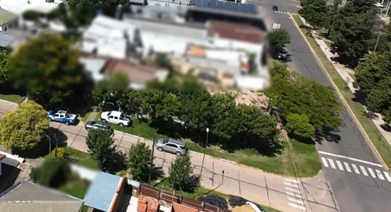 Hallaron a un hombre sin vida sobre el techo de una vivienda