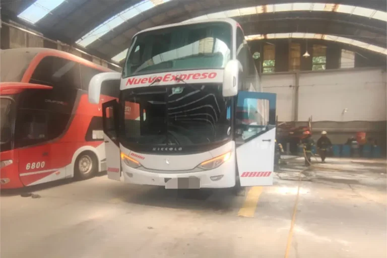 Dos trabajadores heridos tras explosión e incendio en colectivo en reparación