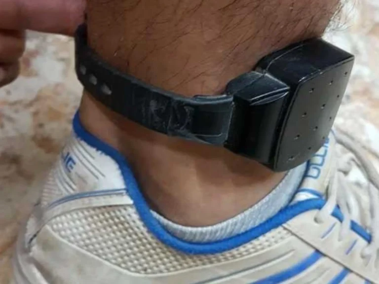 Le otorgaron a un preso la domiciliaria pero como no hay tobillera debe seguir en el penal hasta que llegue una.