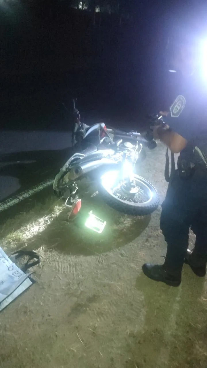 Insólito choque en la ruta 22: Motociclista embistió a una ciclista.
