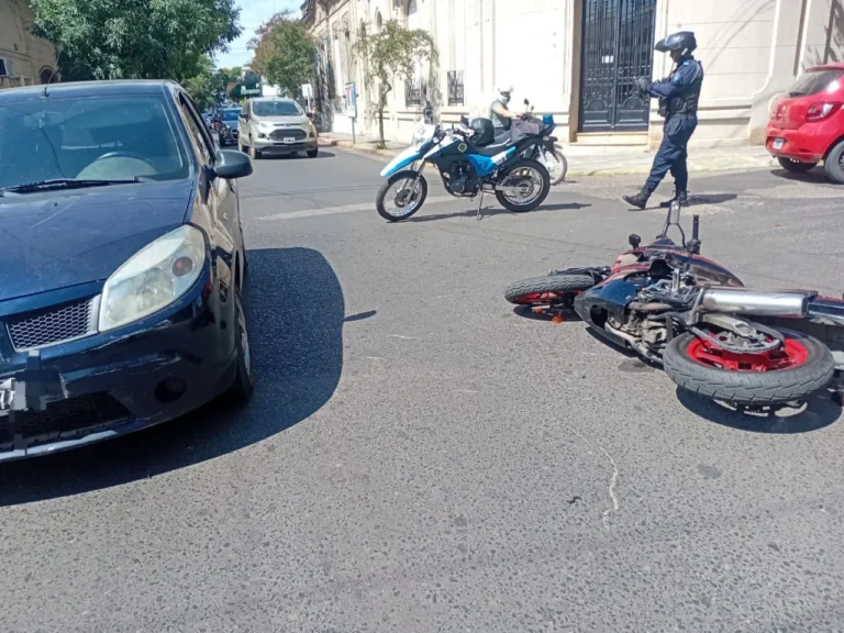 El choque del día entre una moto y un auto en pleno centro.