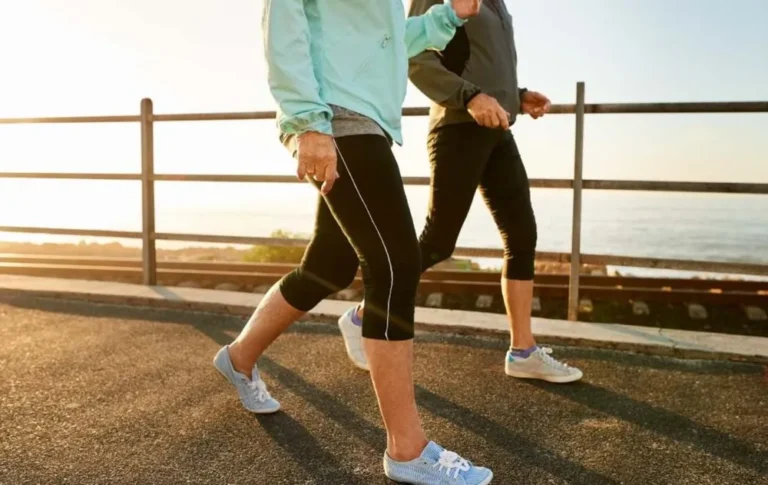 Caminata lenta vs. rápida: qué ejercicio fortalece el corazón y cuál reduce el estrés en la adultez