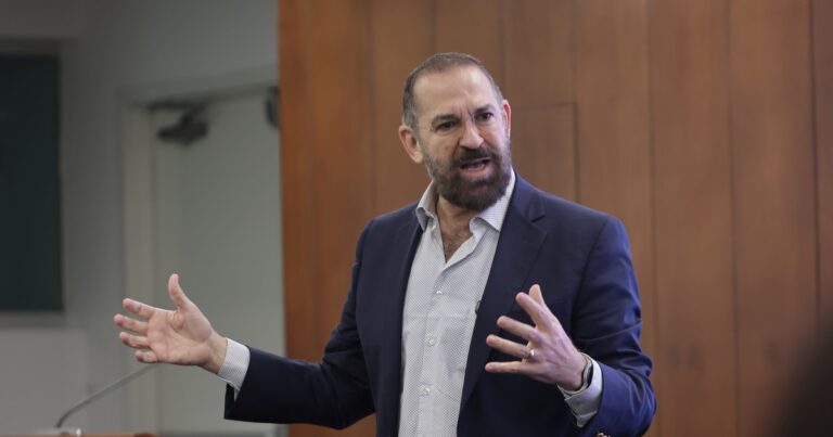 José Escamilla: «Usar la IA para las tareas escolares es como pagar la suscripción al gimnasio y pedirle a alguien que vaya por vos»