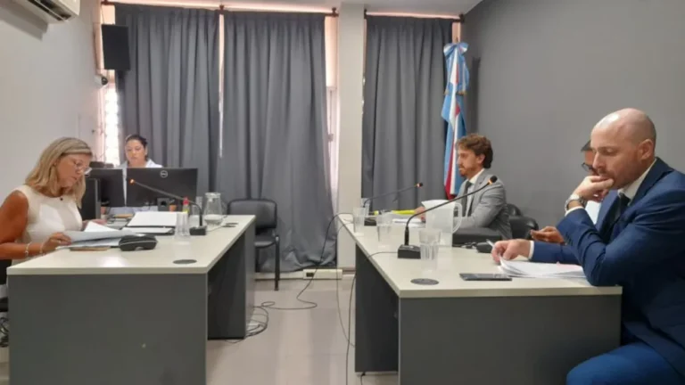 Chats entre acusados de percibir adicionales indebidos en la Policía complicarían a superiores de la fuerza