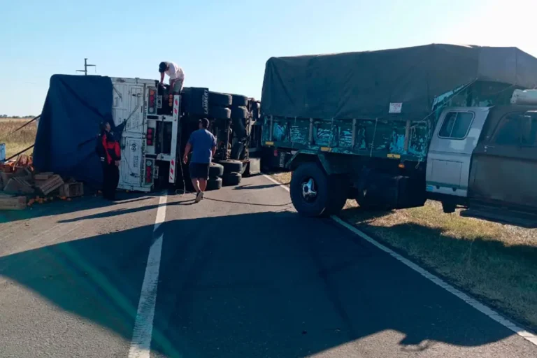 Volcó un acoplado con cítricos en la Ruta Nacional 18