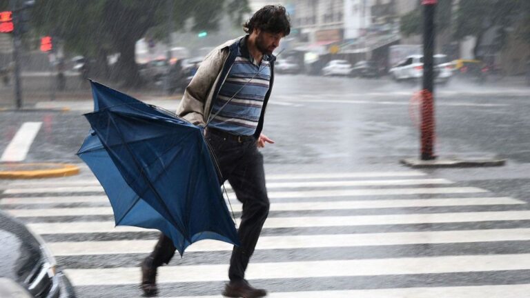 Preocupante alerta meteorológica por fuertes tormentas para este viernes: el informe del SMN