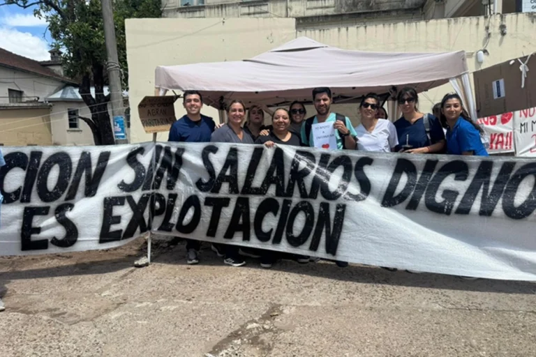 El personal de Enfermería del Hospital Centenario realiza un reclamo por mejores salarios