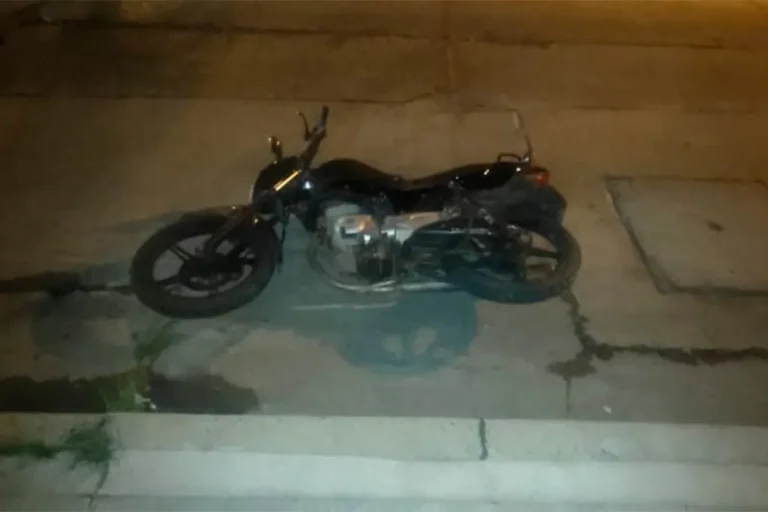 CHOQUE Y RAJE: Dos motos chocaron y una se dio a la fuga tras el impacto.