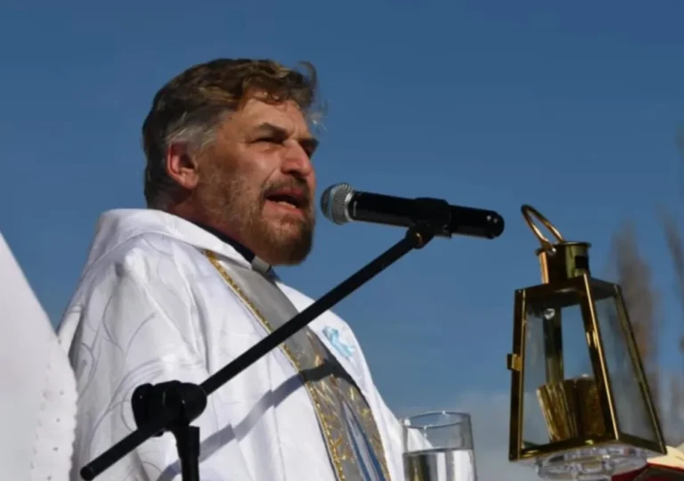 El exorcista que lleva más de 20.000 casos: historias entre vómitos extraños, levitaciones y «fuerza hercúlea»