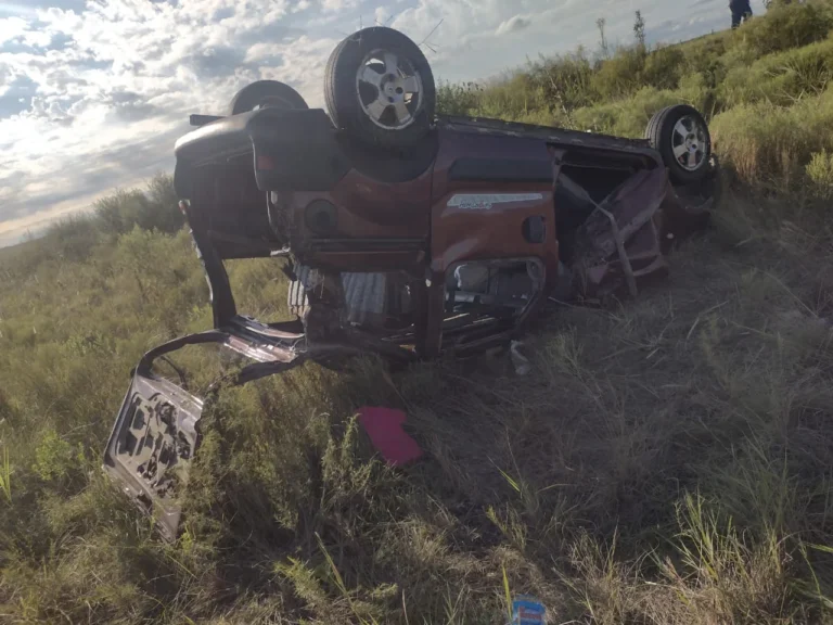 Volcó en el cantero central de la ruta 18, se lesionó y la trasladaron al hospital Masvernat.