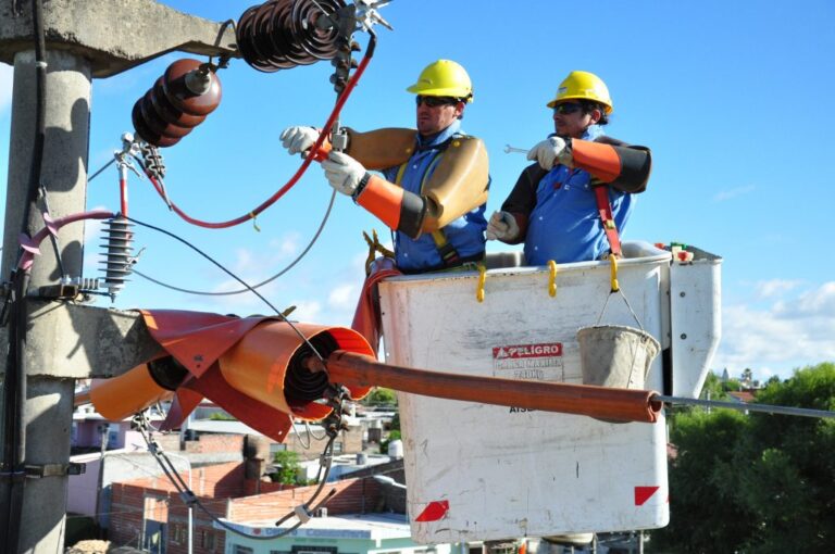 Enersa trabaja de manera ininterrumpida para restablecer el servicio eléctrico en las zonas afectadas