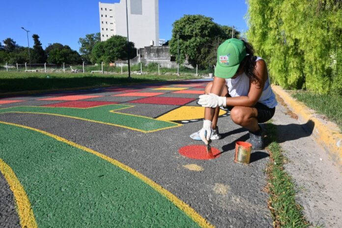3122301-la-futura-plaza-jorge-borges-suma-arte-urbano-con-una-intervencion-del-programa-todas-las-manos