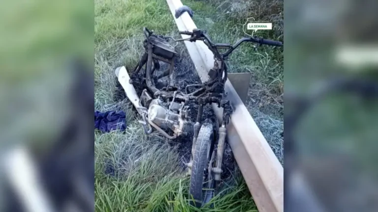 Insólita decisión:  hombre incendió su moto durante un control policial