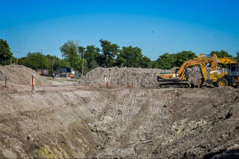 El Municipio continúa con la intervención del socavón en barrio Francisco Ramírez