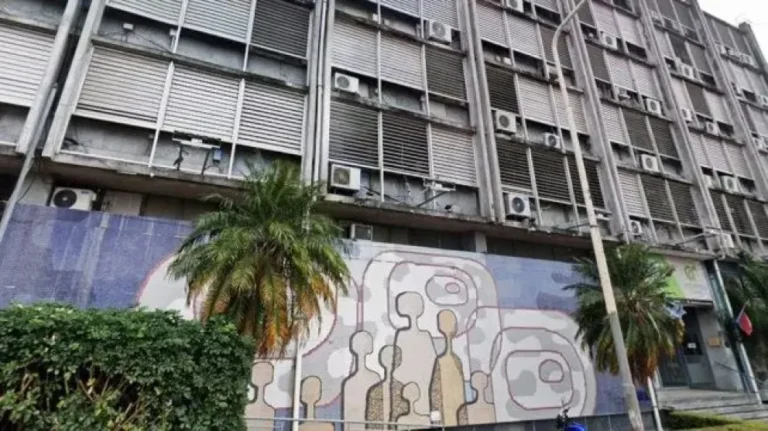 Documentos y libros sobre un escritorio, representando la gestión y la formación docente.