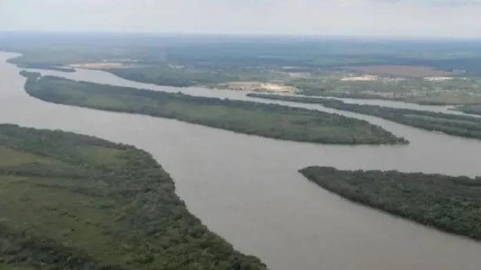 Vista del río Uruguay y actividad pesquera en la provincia de Entre Ríos
